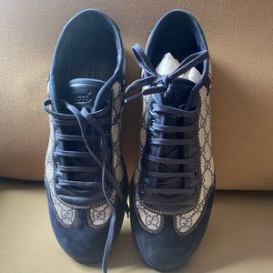 GUCCI MEN’S CANVAS AND SUEDE WINGTIP SNEAKERS
